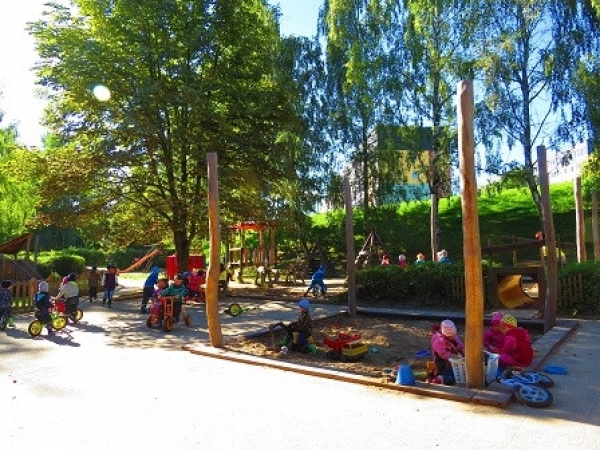 viele Sandkästen laden zum Bauen und Buddeln ein