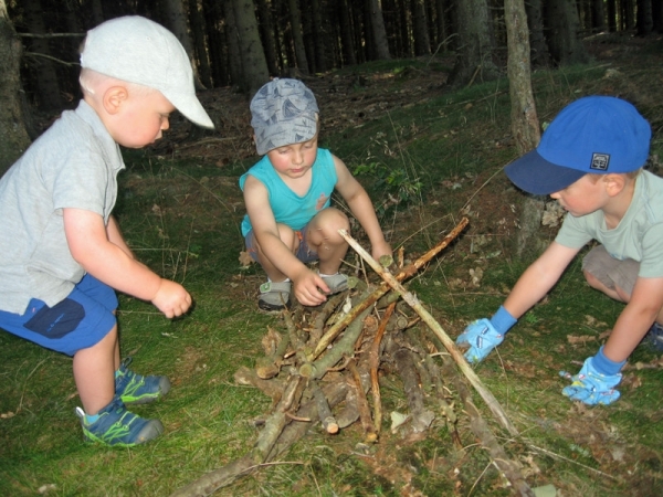 im Wald kann man sich toll beschäftigen