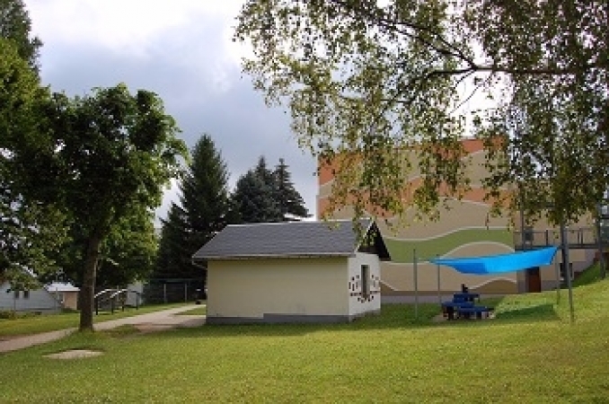 Spielgerätehaus mit Wasserstrecke