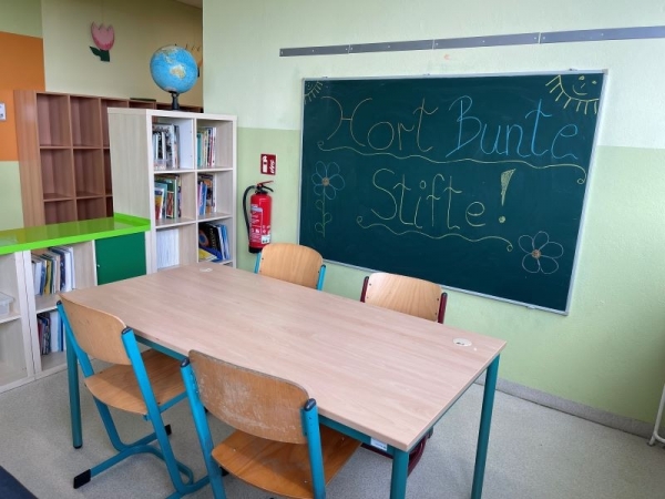 Lichthof mit Schultafel