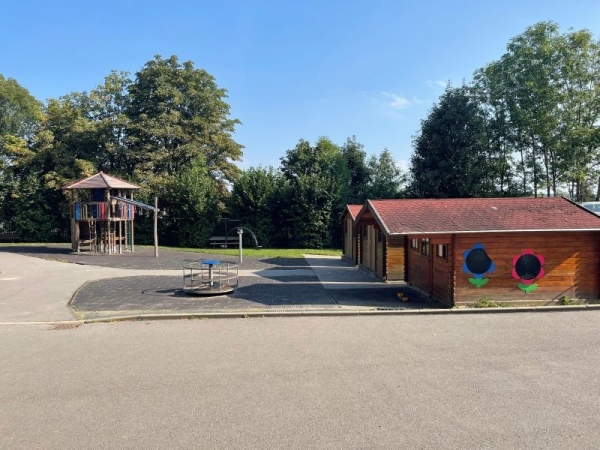 Schulhof mit Drehkarusell und Drehwippe