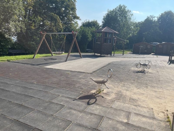 Schulhof mit Kletterturm und Schaukel