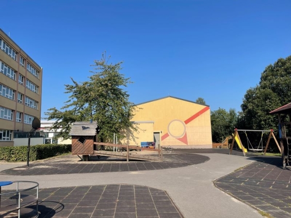 Schulhof mit Spielmöglichkeiten