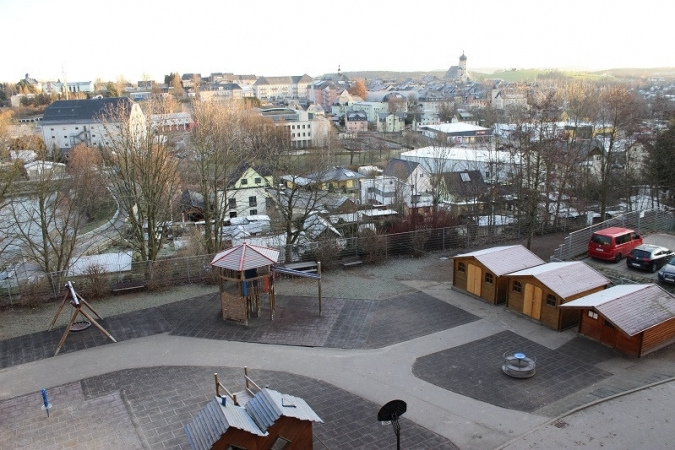 Schulhof und Blick auf Marienberg