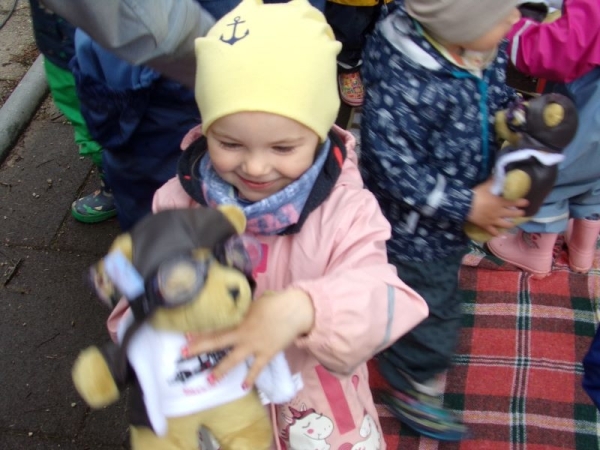 jedes Kind erhielt einen Teddy