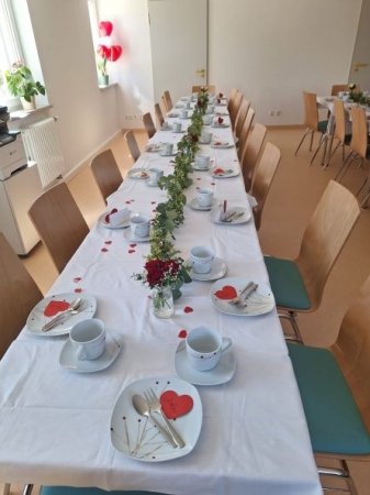 Eine festliche Tafel lädt zu Schlemmen ein