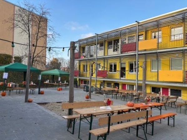 Hübsch dekorierter Herbstmarkt wartet auf Besuch
