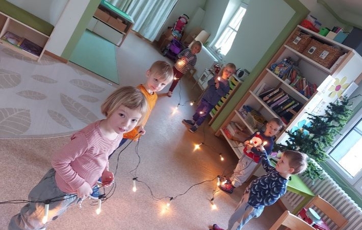 Vorbereitungen zum weihnachtlichen Schmücken