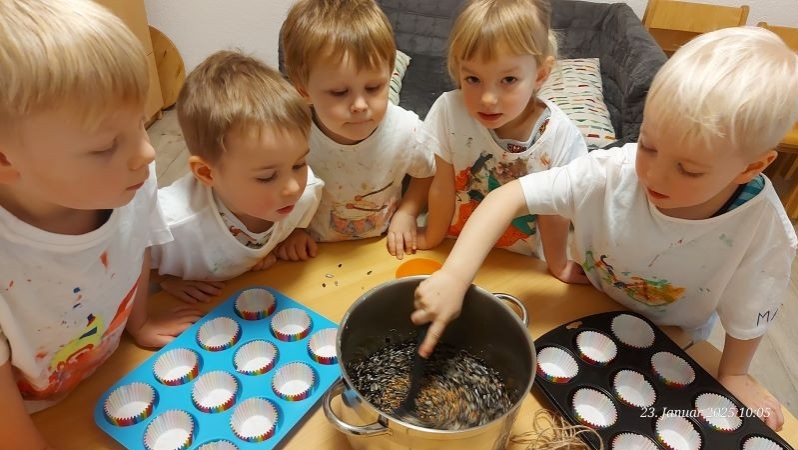 Wir stellen Vogelfutter her