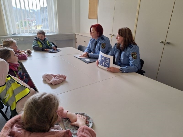 unsere Vorschuleichhörnchen bei der Polizei