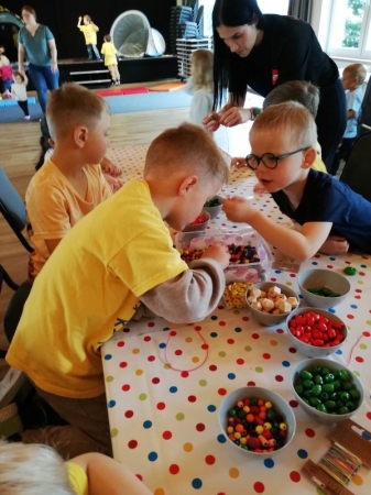 Farbenfrohe Perlen fädeln