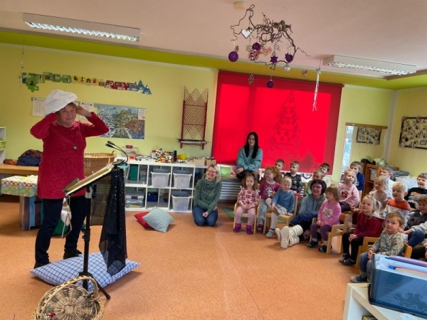 Märchenhaft erklärte Frau Holle den Kindern die Sache mit der fleißigen Goldmarie und der faulen Pechmarie.