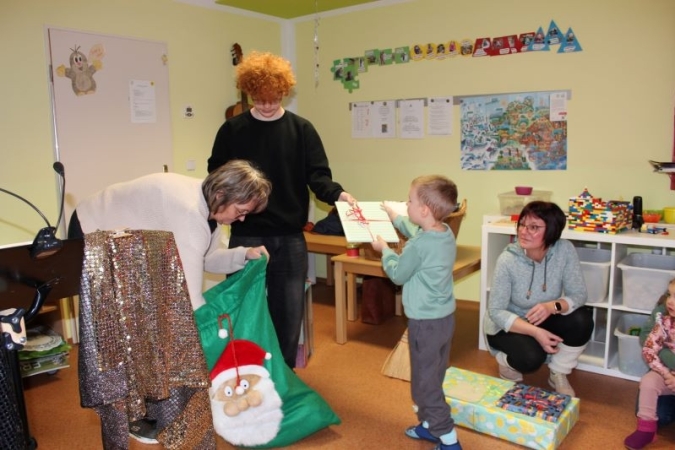 Nach der Vorführung wurde der Geschenkesack geleert.