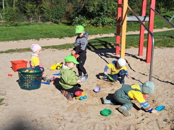 Sandspiel mit Freunden
