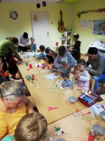 Weihnachtsbasteln in der Erdmänchengruppe