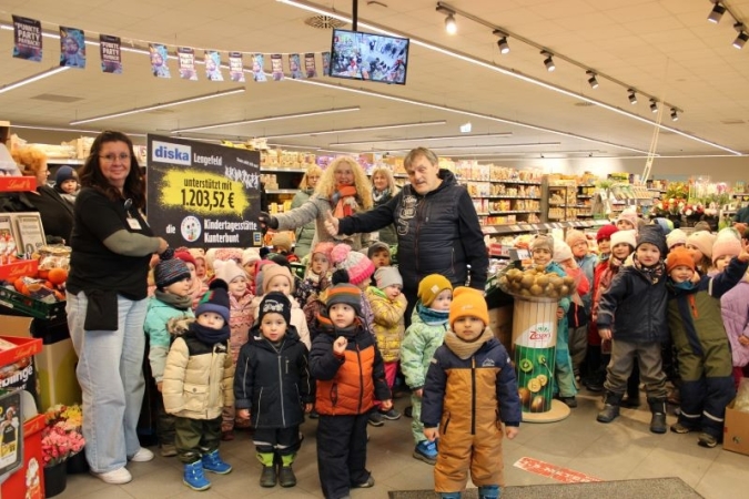 Leiterin Ines Richter (Mitte) nahm den Scheck von Marktleiterin Ricarda Schmidt (links) entgegen.