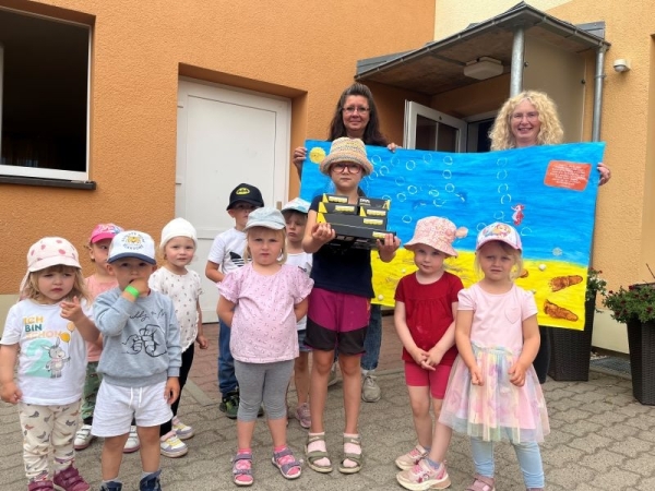 Übergabe des BlockZ-Klemmbausteine-Spielesets durch diska