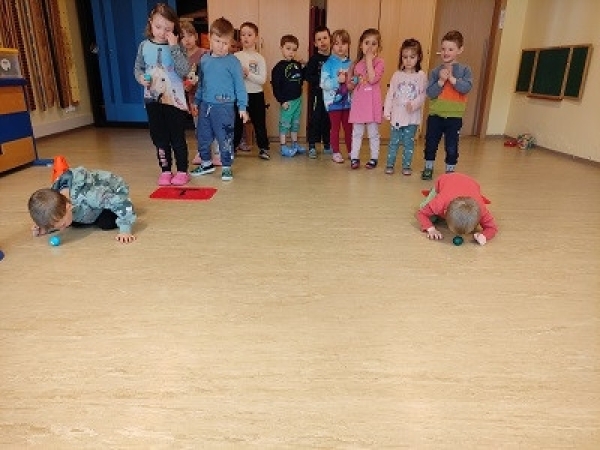 Eier kullern mit der Nase