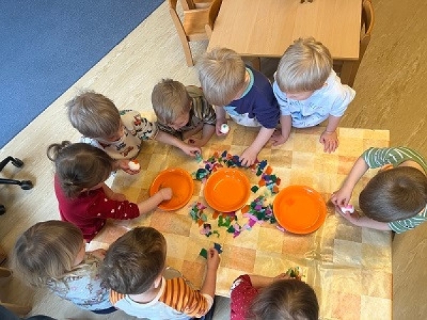 Eier färben mit Krepppapier 