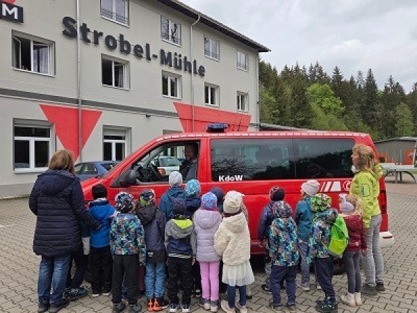 Wir sind mit dem Feuerwehrauto zur Strobelmühle gefahren.
