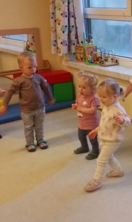 „Kopf-Schulter-Knie und Fuß“-Lied im Miniclub