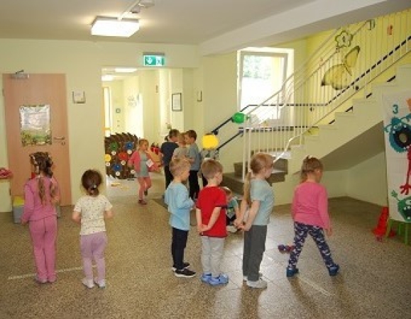 zum Kindertag: verschiedene Ballstationen im Haus
