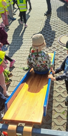 Symbolischer „Rutsch aus der Kita“