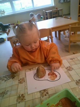 Unsere Jüngsten erkunden die Kartoffeln anhand Kartoffeldruck