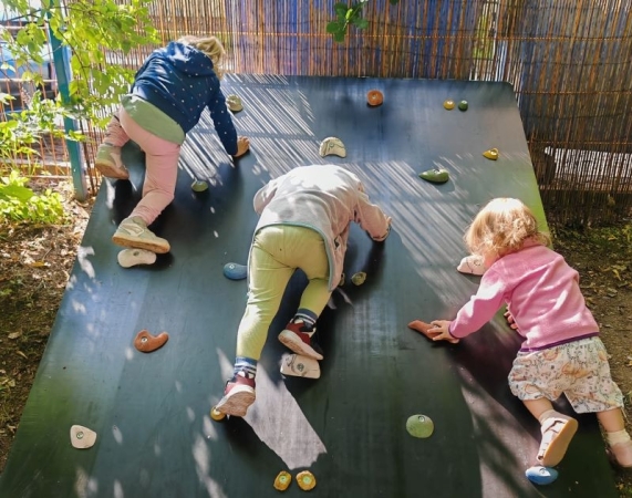 Flinke Füsse - Juhu, wir erobern unsere neue Kletterwand!