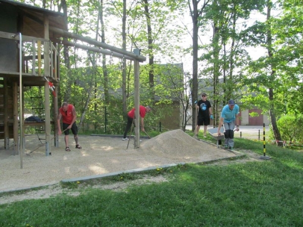 Mai - der MCV hilft auf dem Spielplatz