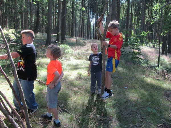 Sommerferien - Spielen im Wald