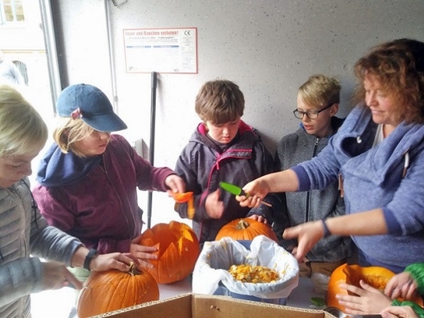 beim Kürbisschnitzen