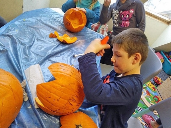 beim Kürbisschnitzen