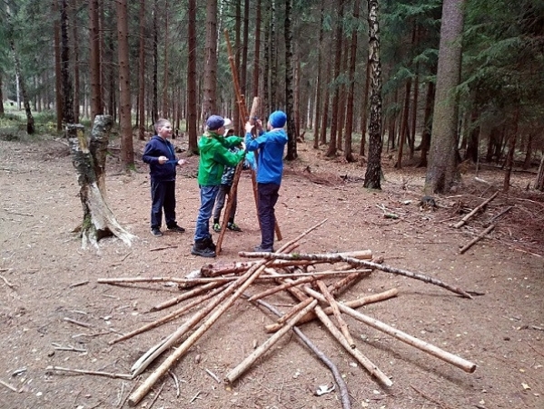Wir bauen eine Hütte