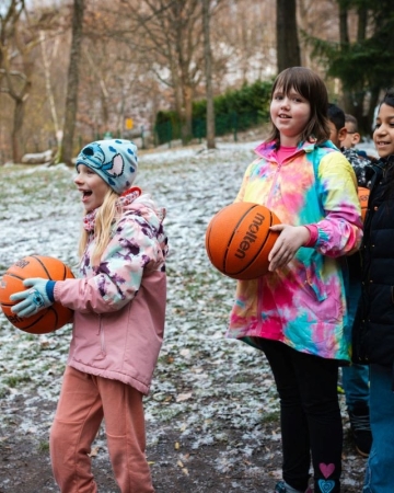 Alle sind begeistert von der neuen Attraktion.