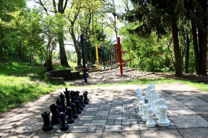 Schachspiel und Balancierstrecke