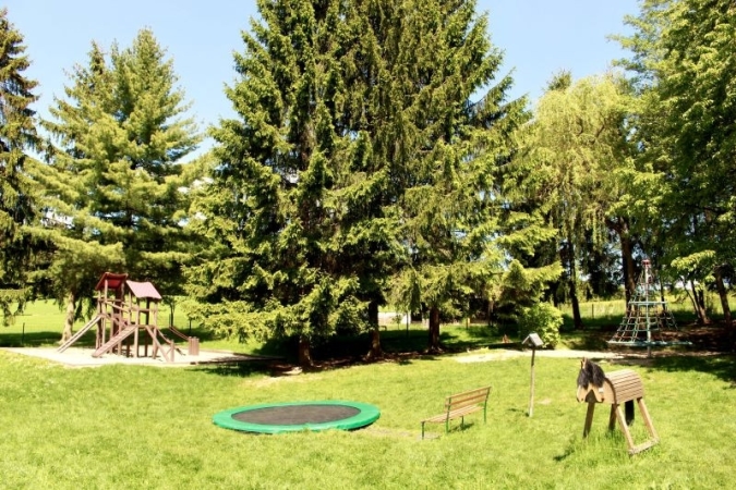 Spielgerät, Drehkreisel und Trampolin