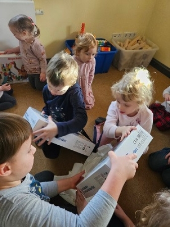 Das große Auspacken hat begonnen.