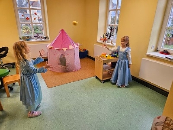 Die goldene Kugel wird von den Prinzessinnen hin und hergeworfen