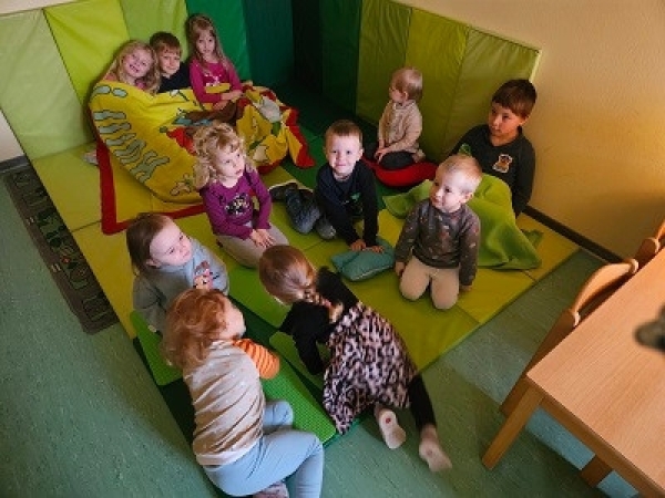 Die Kinder haben es sich zu den Vorlesetagen richtig gemütlich gemacht