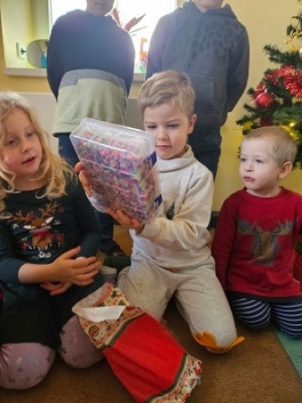 Die Kinder haben sich sehr über die vielen Geschenke gefreut.