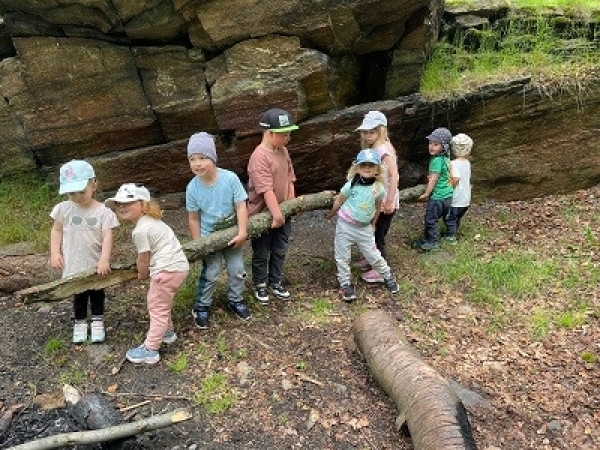 Die Kinder holen Feuerholz.