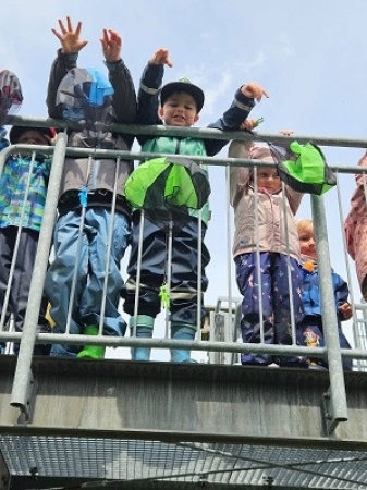 Die Kindertagsgeschenke wurden natürlich gleich ausprobiert. Die Kinder haben sich sehr gefreut.