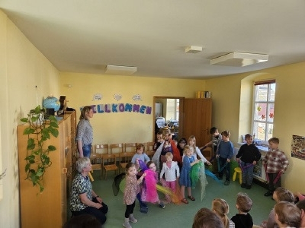 Die Mädchen tanzen und die Jungs begleiten mit den Boomwhackers.