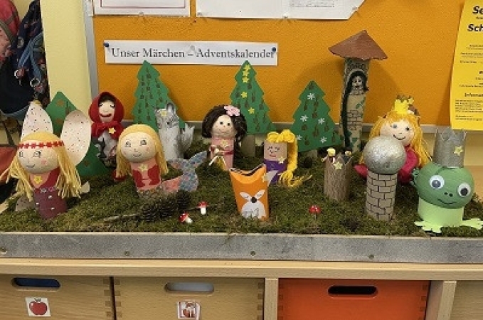 Dieses Jahr gab es einen Märchen Adventskalender. Gebastelt wurde dieser von den Kindern und ihren Eltern.