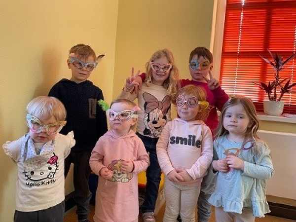 Einige Tage zuvor haben die Kinder diese lustigen Brillen gebastelt.