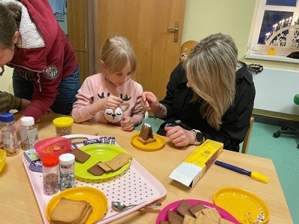 Hexenhaus basteln am Märchennachmittag