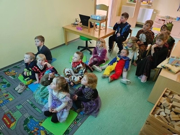 Im Kino haben wir uns angeschaut, wie der Teufel zu viele Pfannkuchen isst.