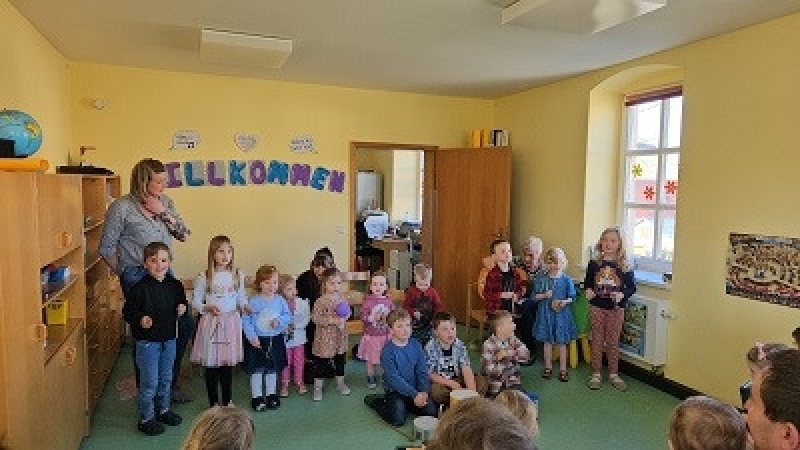 Spielt eine Trommel ganz laut im Kreis